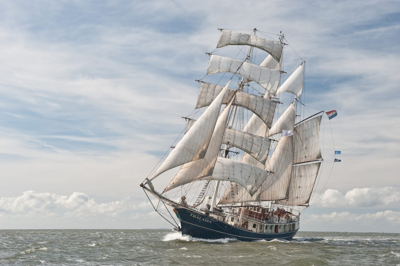 De Thalassa onder vol tuig op zee
